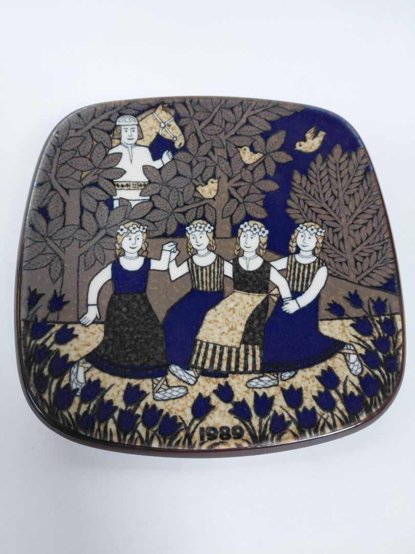 Vintage (1989) wall plate from the Kalevala line, Arabia
