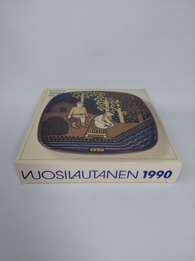 Vintage (1990) wall plate from the Kalevala line, Arabia Finland