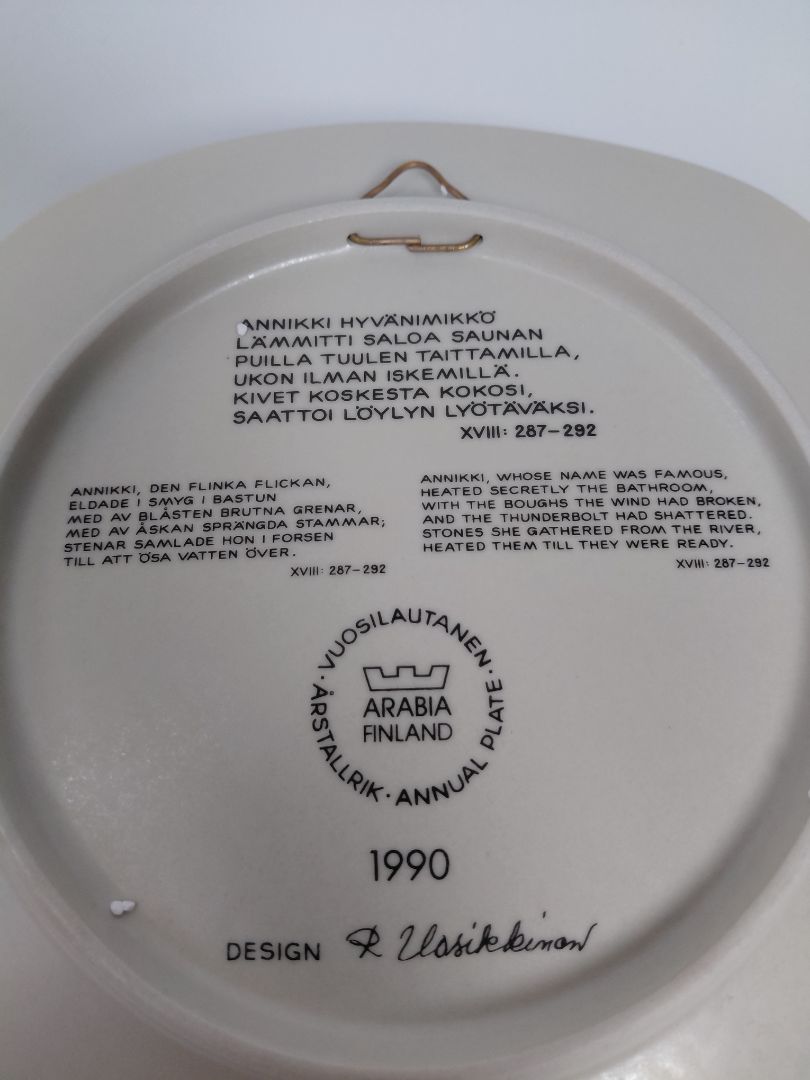 Vintage (1990) wall plate from the Kalevala line, Arabia Finland