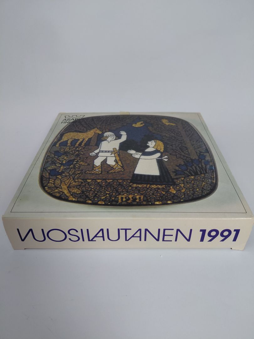 Vintage (1991) wall plate from the Kalevala line, Arabia Finland