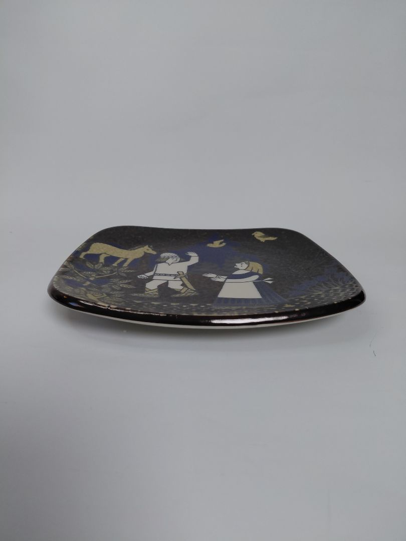Vintage (1991) wall plate from the Kalevala line, Arabia Finland