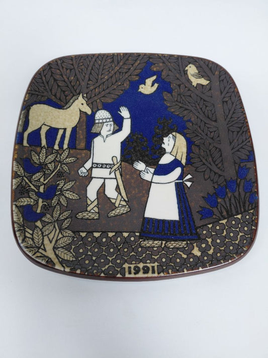 Vintage (1991) wall plate from the Kalevala line, Arabia Finland