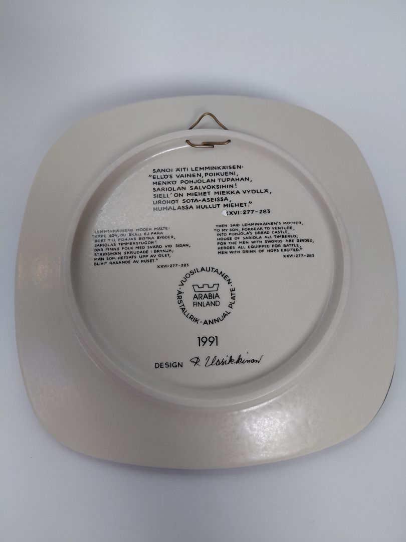 Vintage (1991) wall plate from the Kalevala line, Arabia Finland