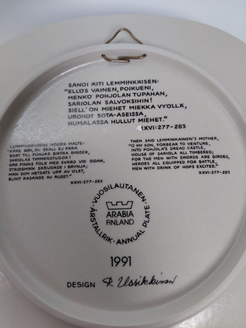 Vintage (1991) wall plate from the Kalevala line, Arabia Finland