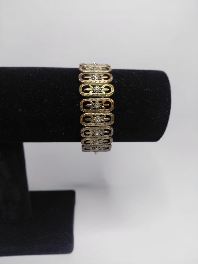 Armband með steinum