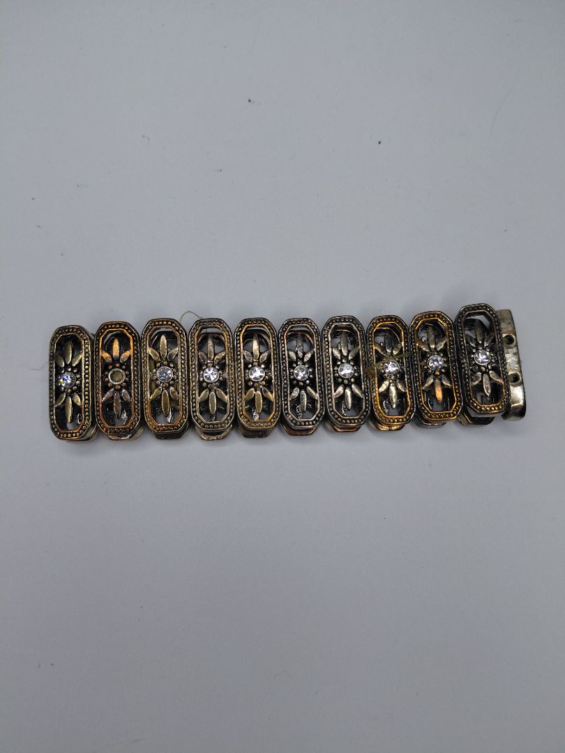 Armband með steinum