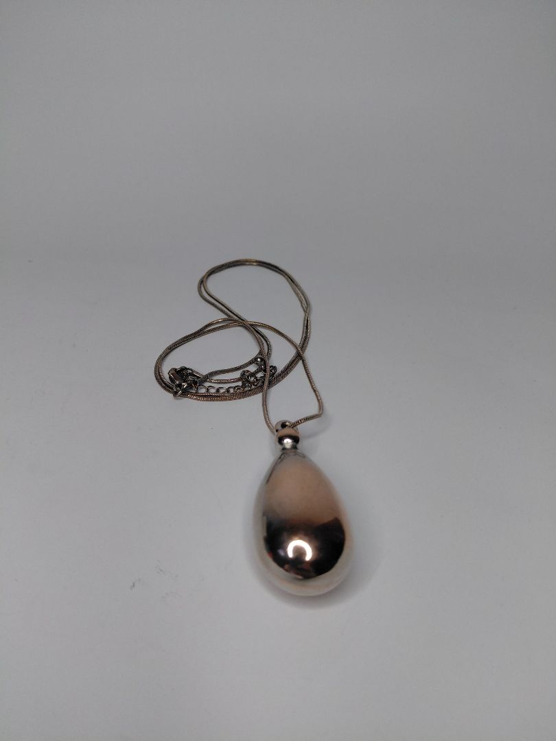 Sítt hálsmen með pendúl