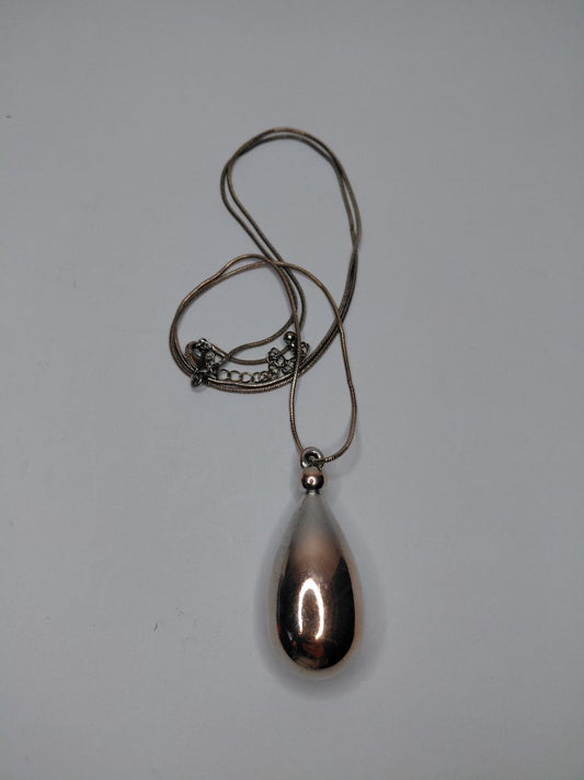 Long necklace with pendulum