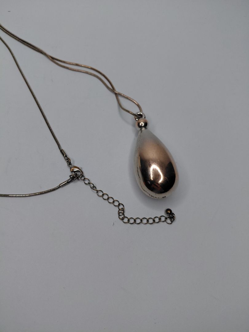 Sítt hálsmen með pendúl