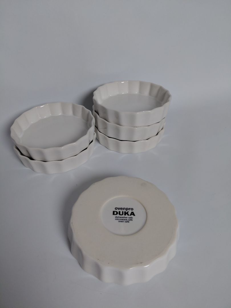 Cremé brulée dishes, Tablecloth