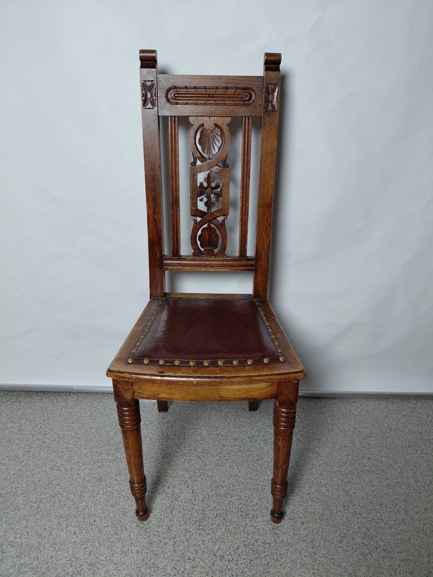 Antík stóll með ekta leður sessu (ár 1900-1920 Jacobean stíll)