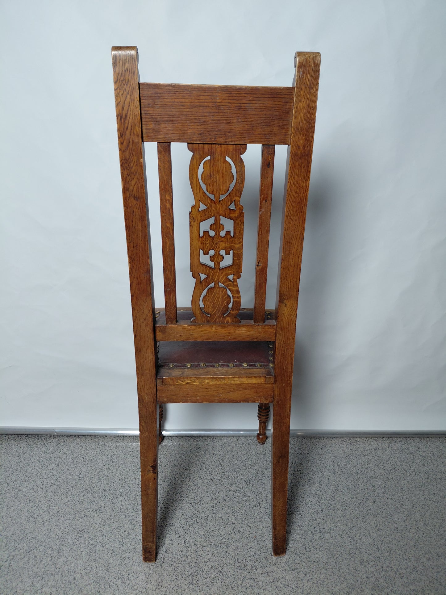 Antík stóll með ekta leður sessu (ár 1900-1920 Jacobean stíll)