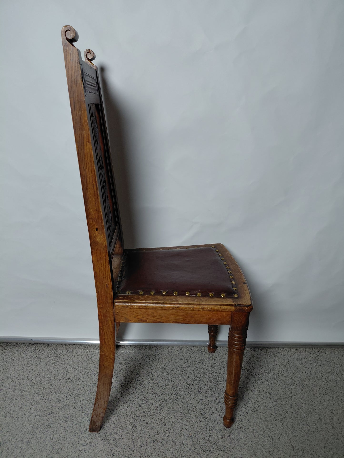 Antík stóll með ekta leður sessu (ár 1900-1920 Jacobean stíll)