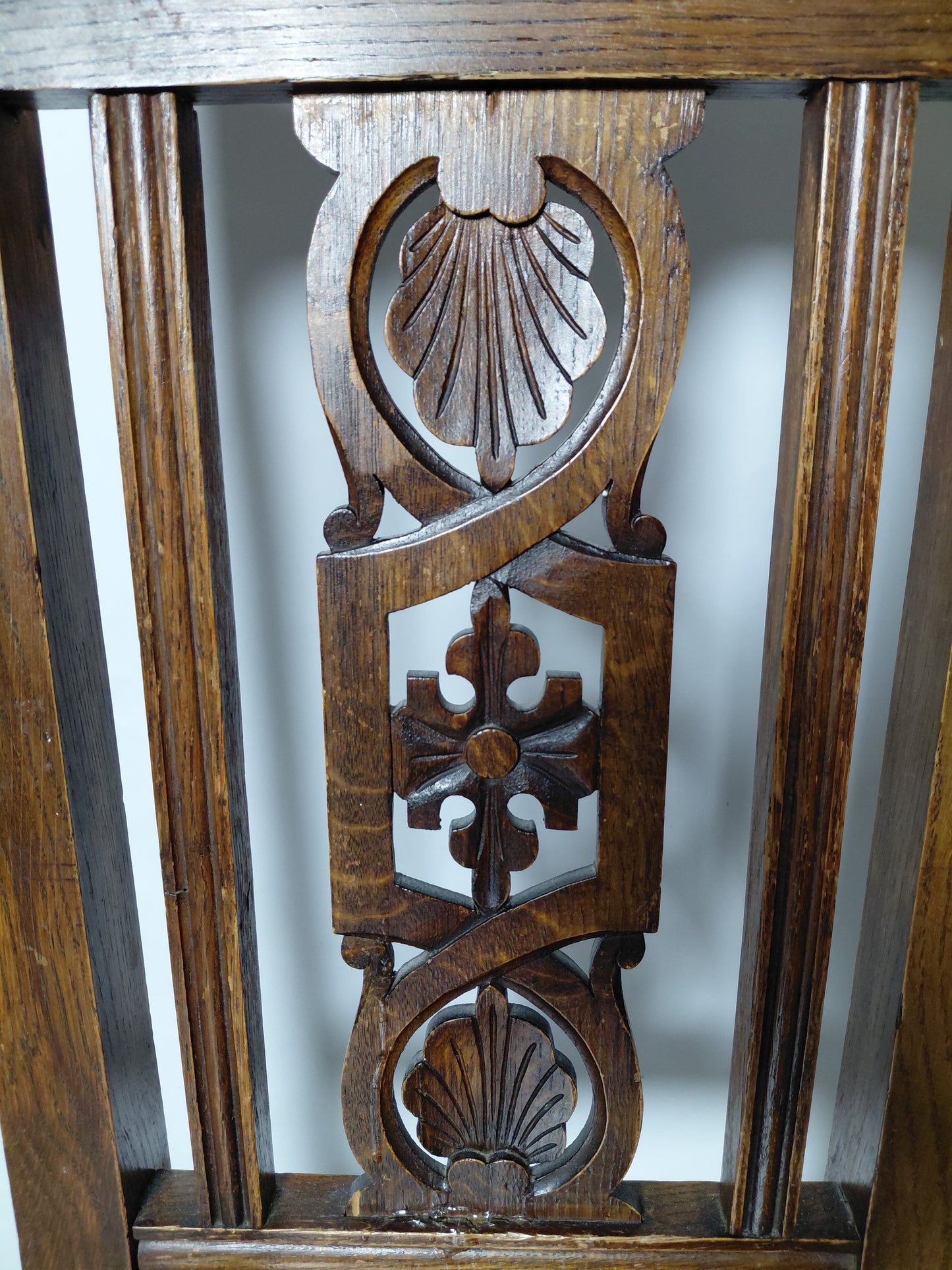 Antík stóll með ekta leður sessu (ár 1900-1920 Jacobean stíll)