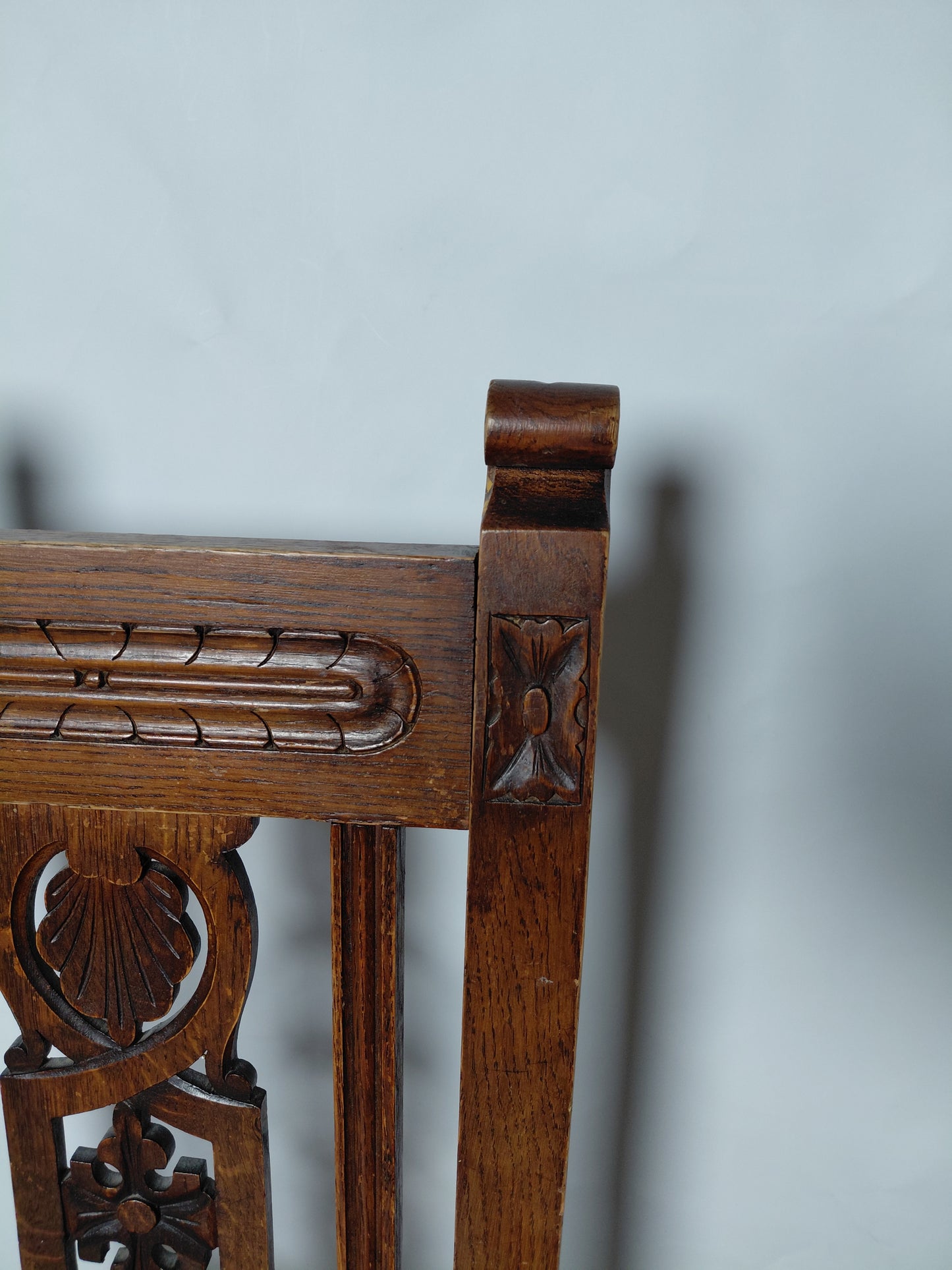 Antík stóll með ekta leður sessu (ár 1900-1920 Jacobean stíll)