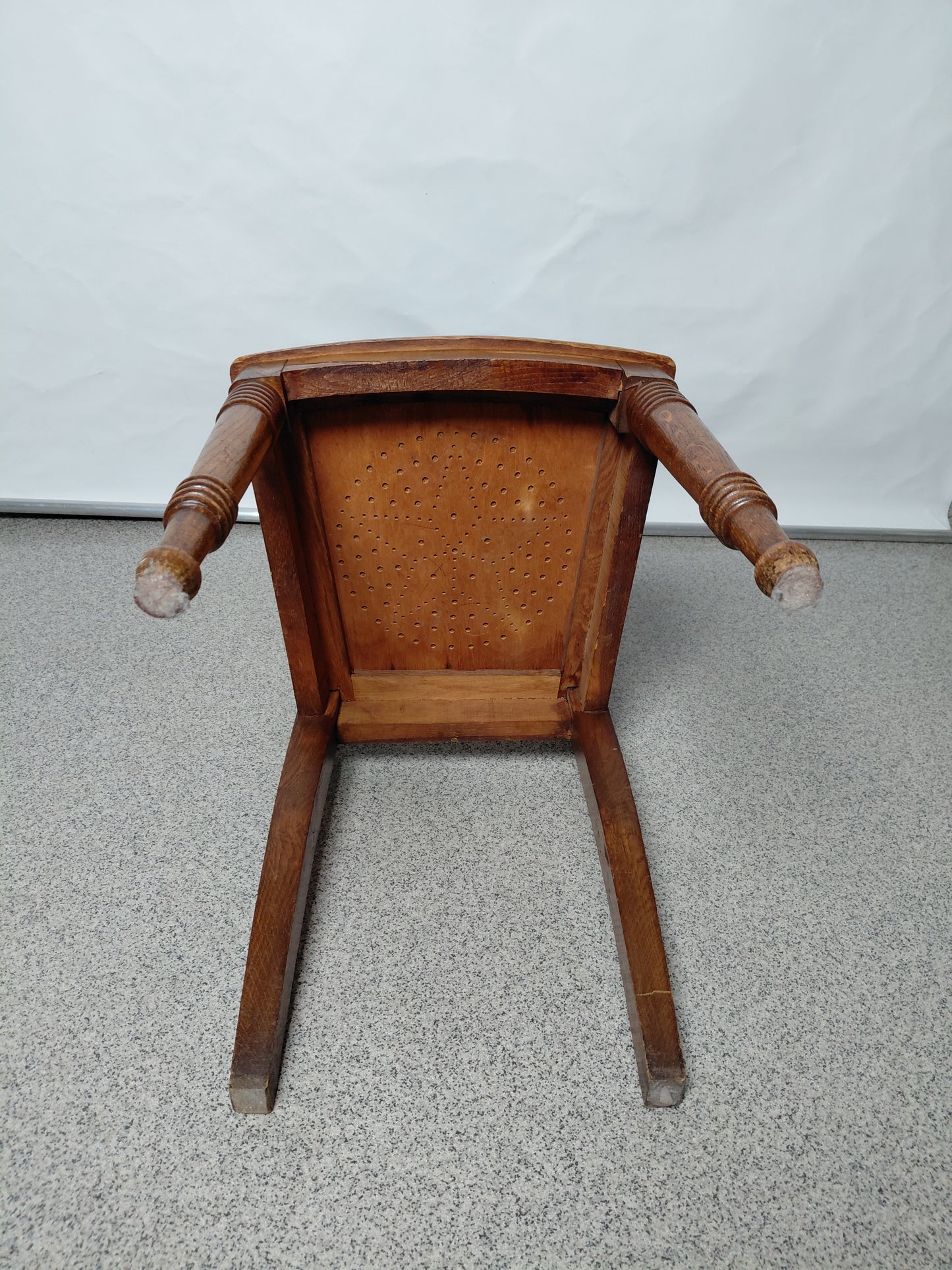 Antík stóll með ekta leður sessu (ár 1900-1920 Jacobean stíll)