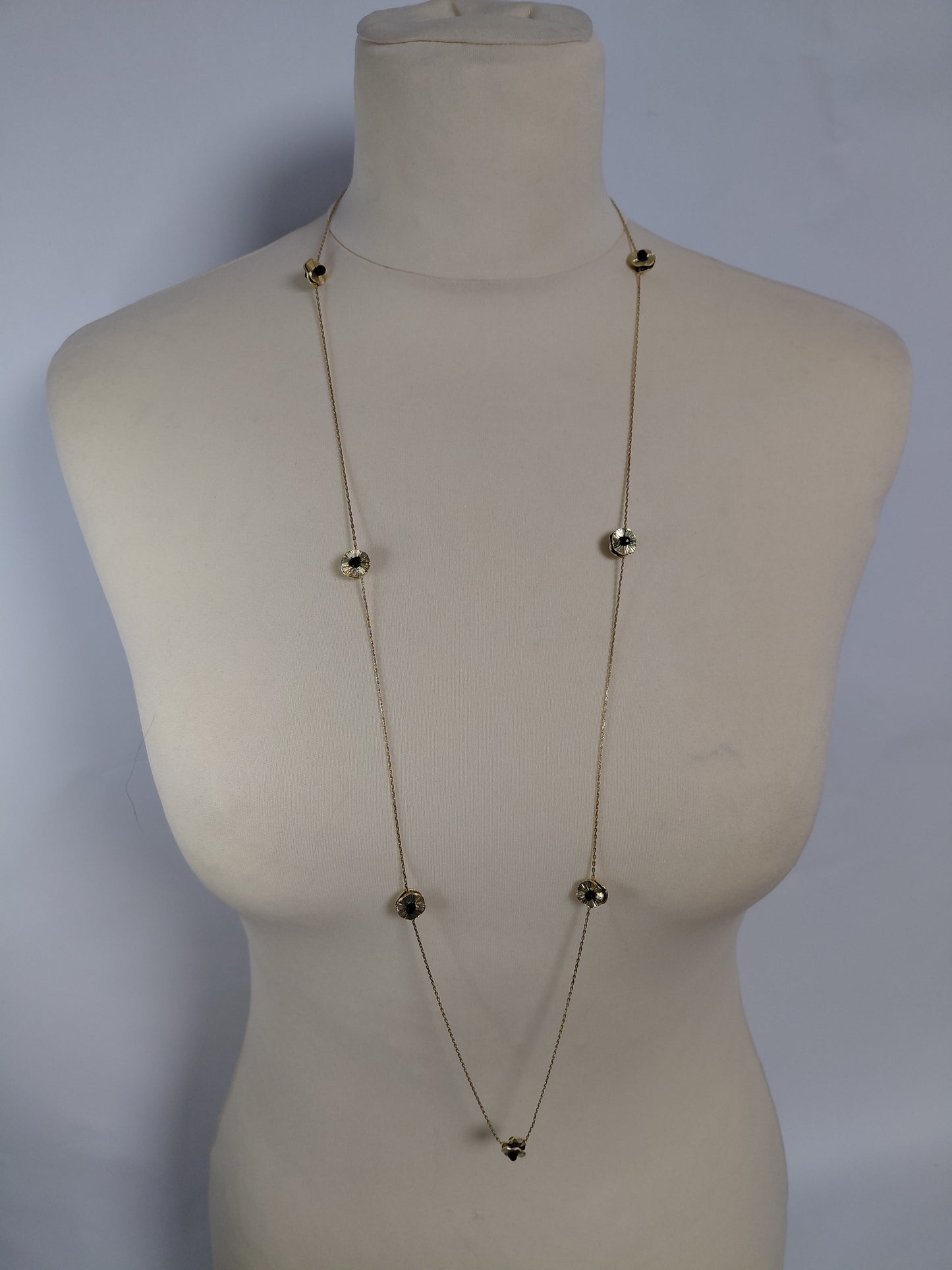 Síð hálskeðja með svörtum steinum