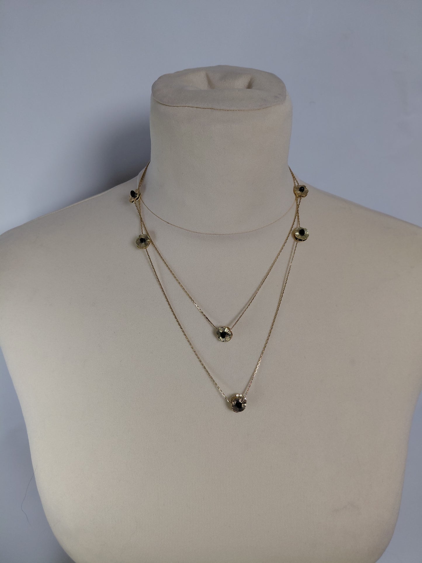 Síð hálskeðja með svörtum steinum