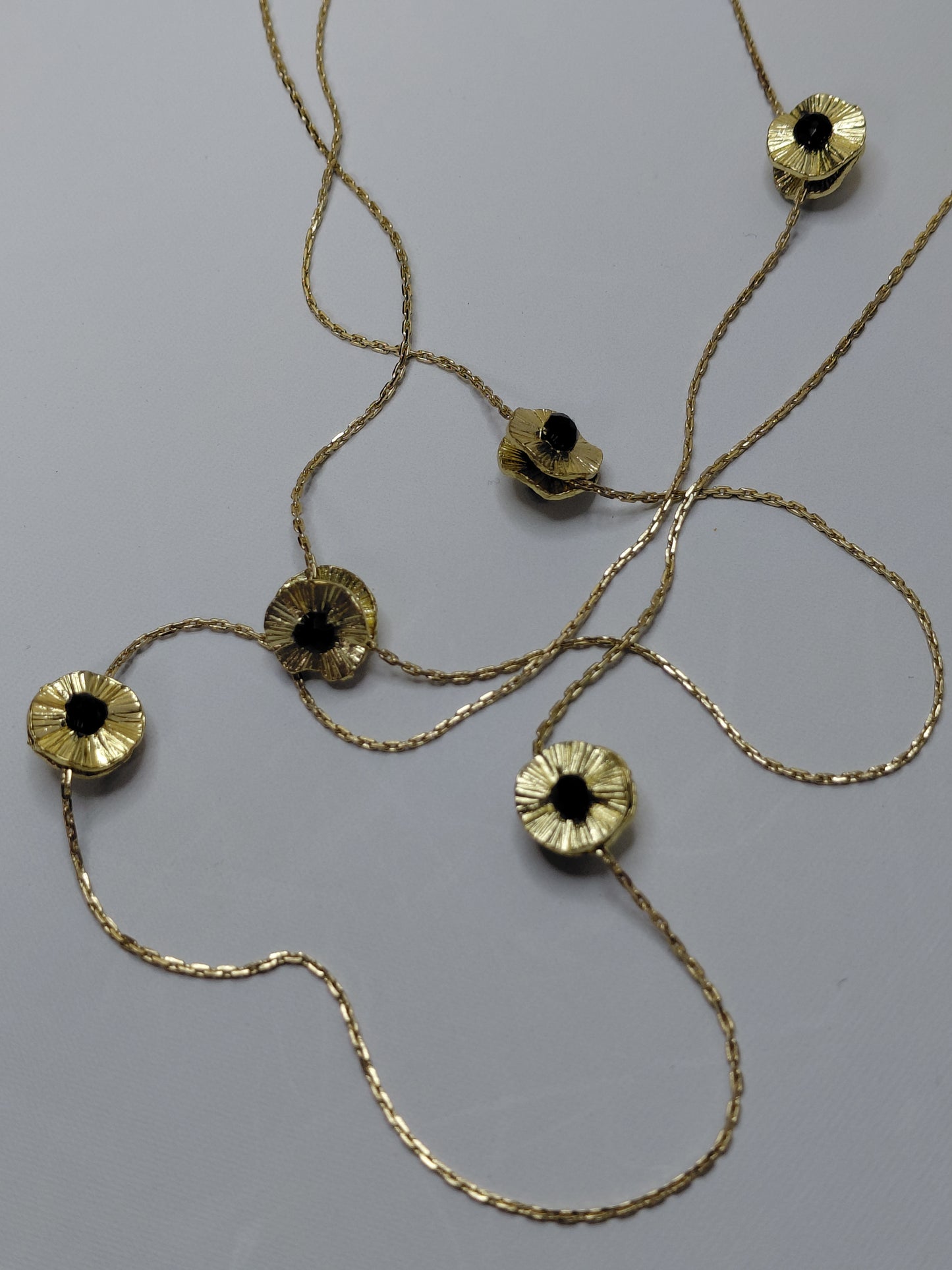 Síð hálskeðja með svörtum steinum