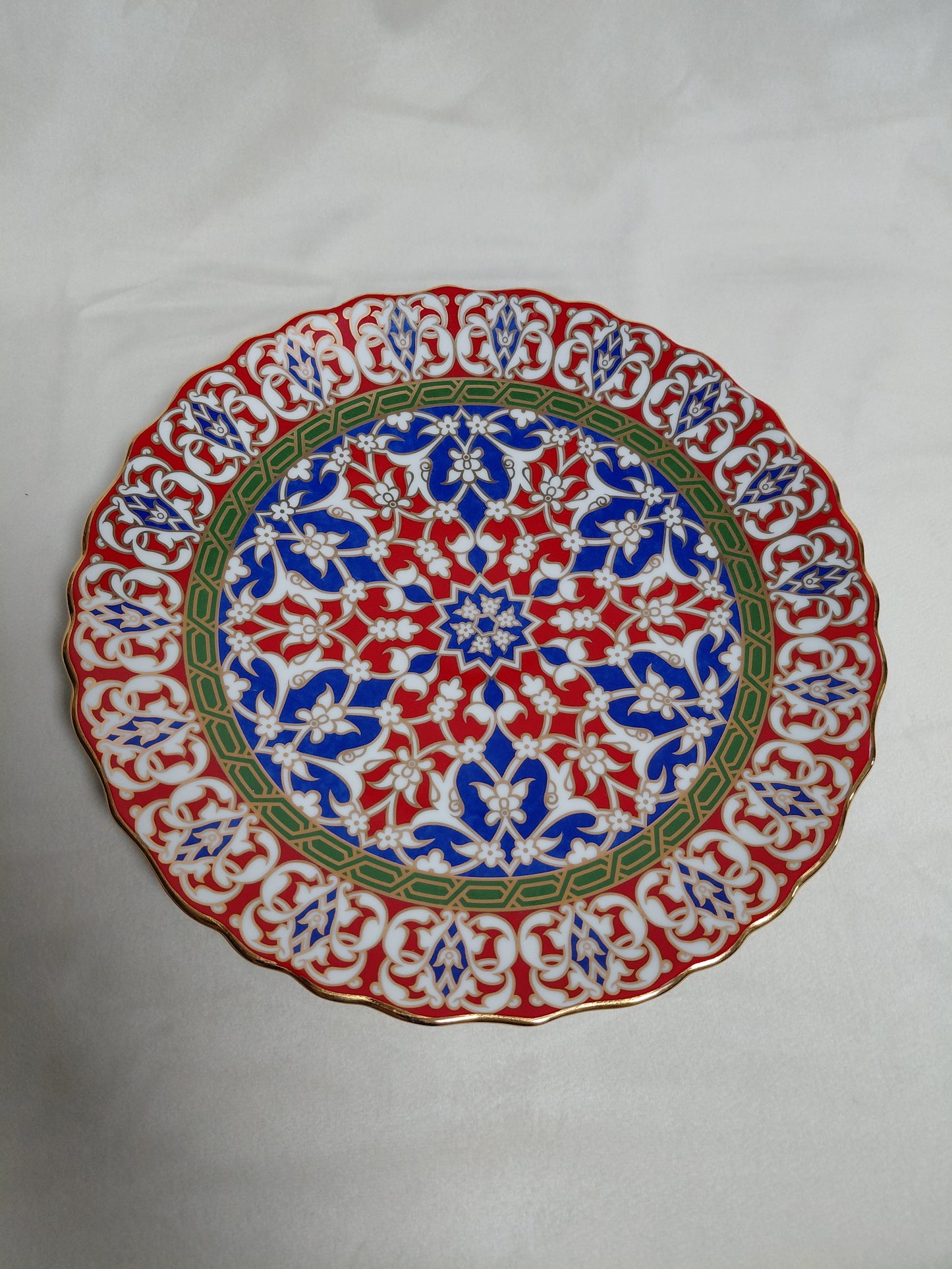 Handmálaður tyrkneskur  "Ottoman" diskur / veggplatti (1990s-2000s), Güral Porselen