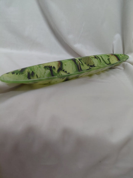 Ílöng skál skreytt með laufblöðum