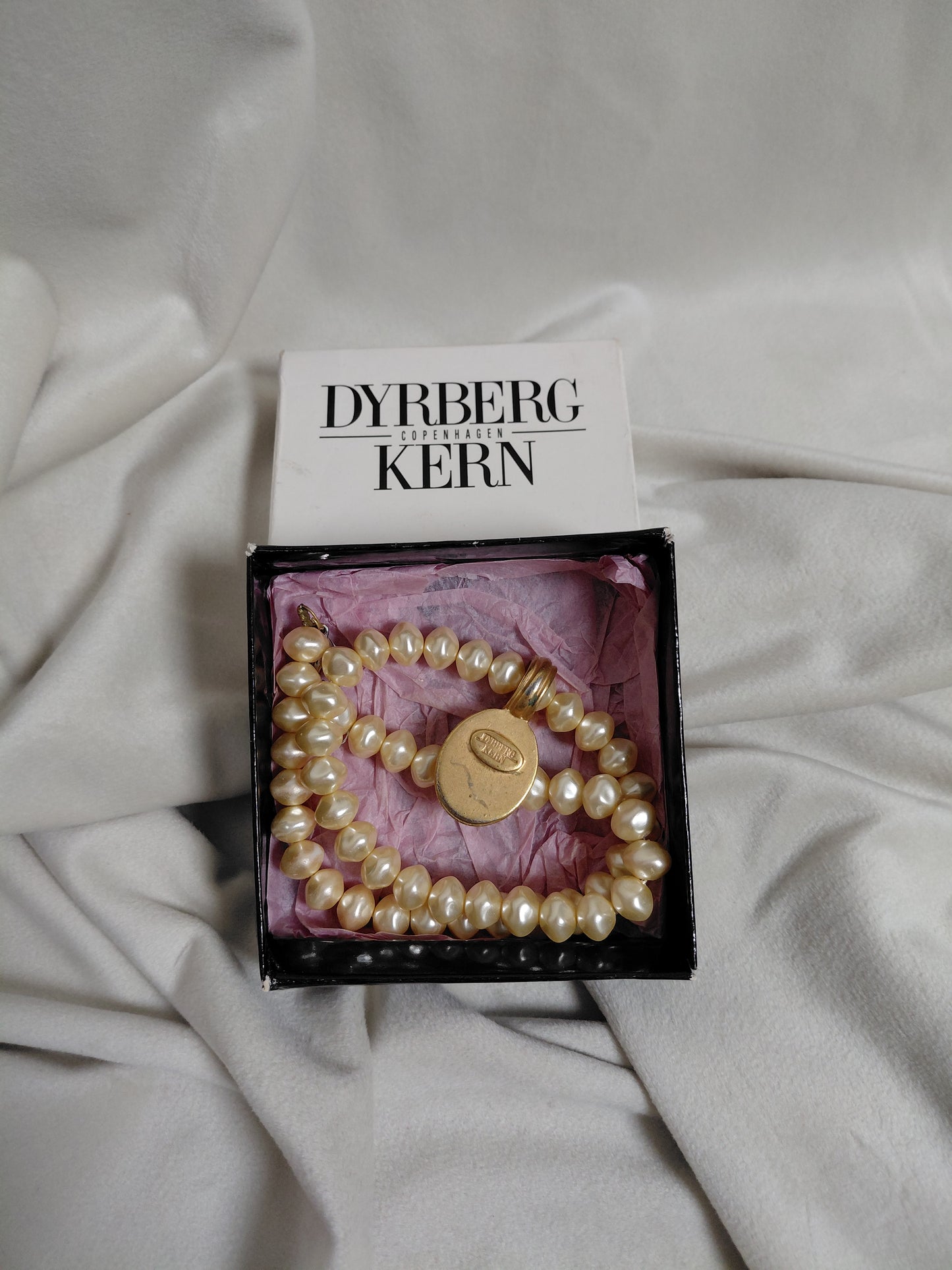 Vintage (1990s) Faux perlu hálsfesti með Swarovski kristal DK9000, Dyrberg Kern
