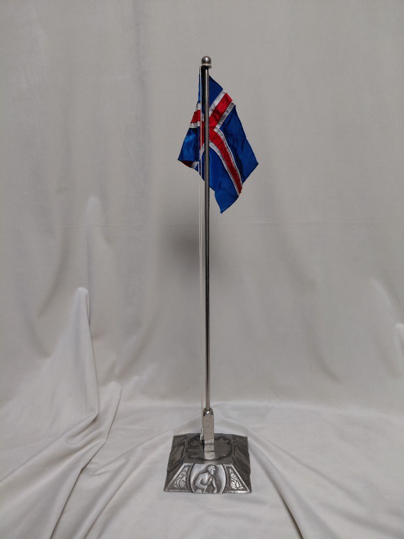 Íslensk fánastöng á borð "Lýðveldistakan 1944"