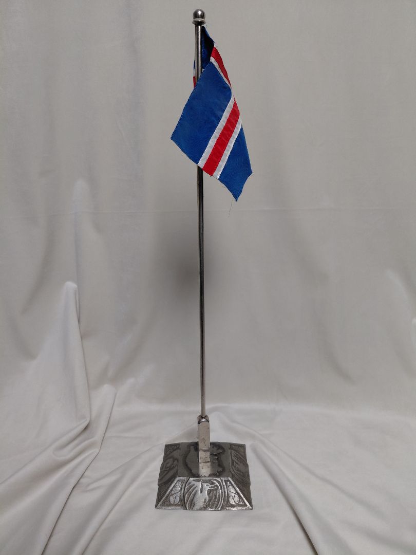 Íslensk fánastöng á borð "Lýðveldistakan 1944"