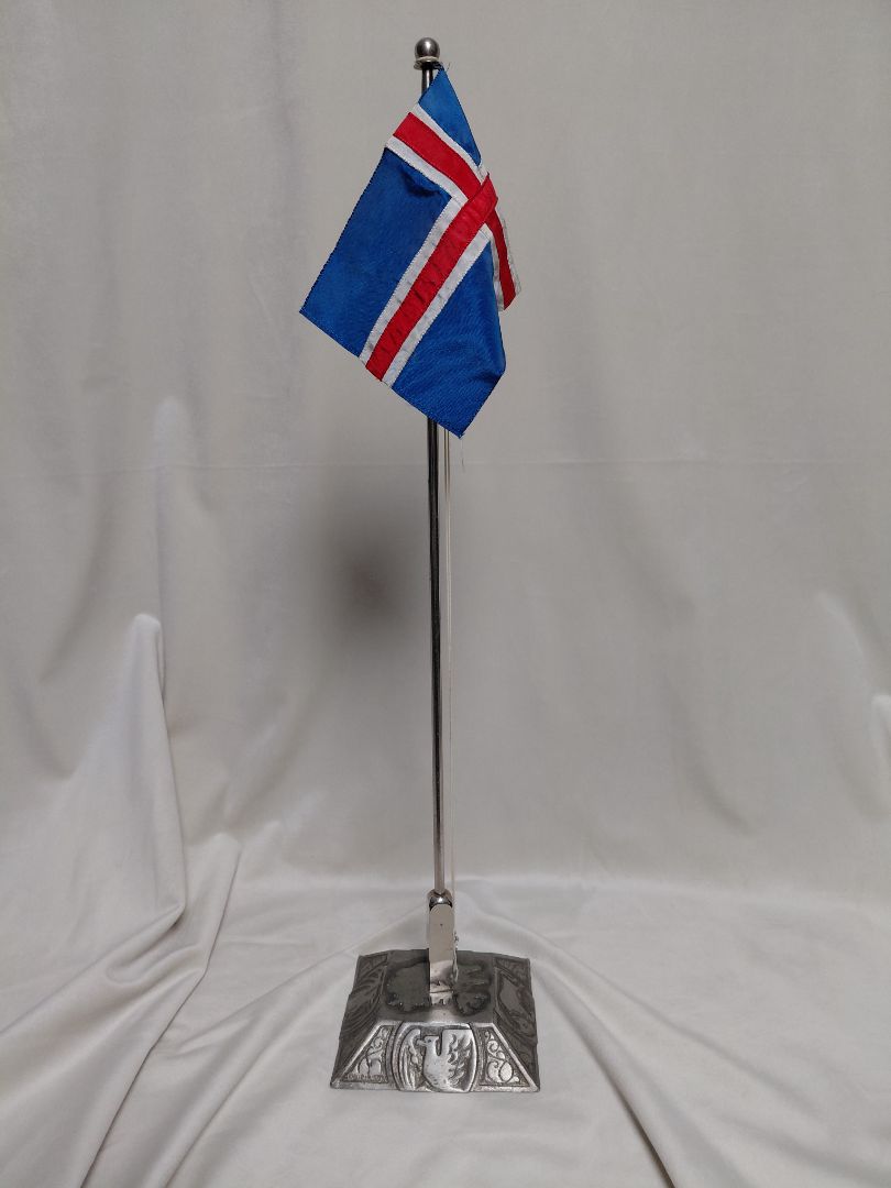 Íslensk fánastöng á borð "Lýðveldistakan 1944"