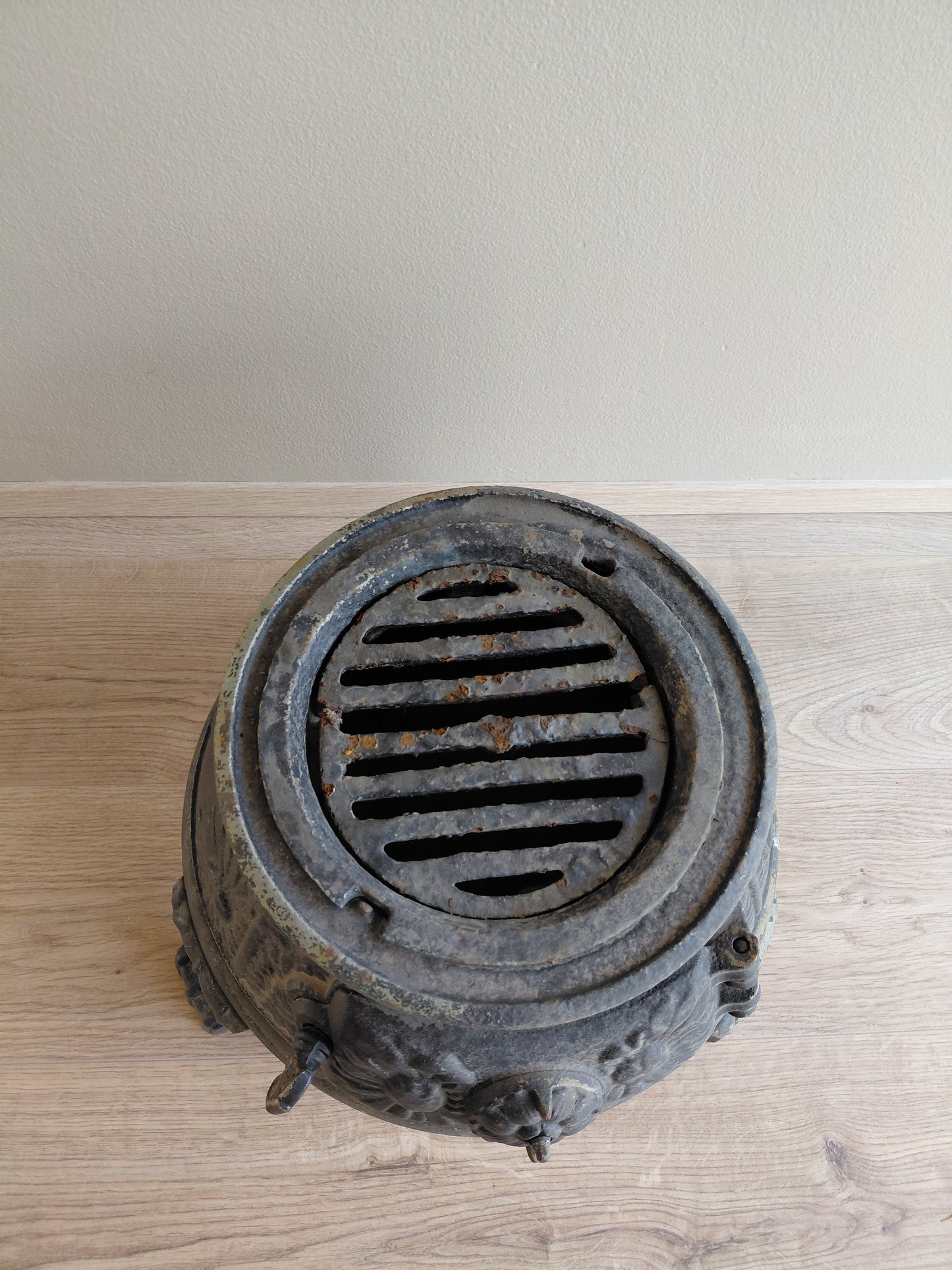 Lítil steypujárns antík kamína (1900s)