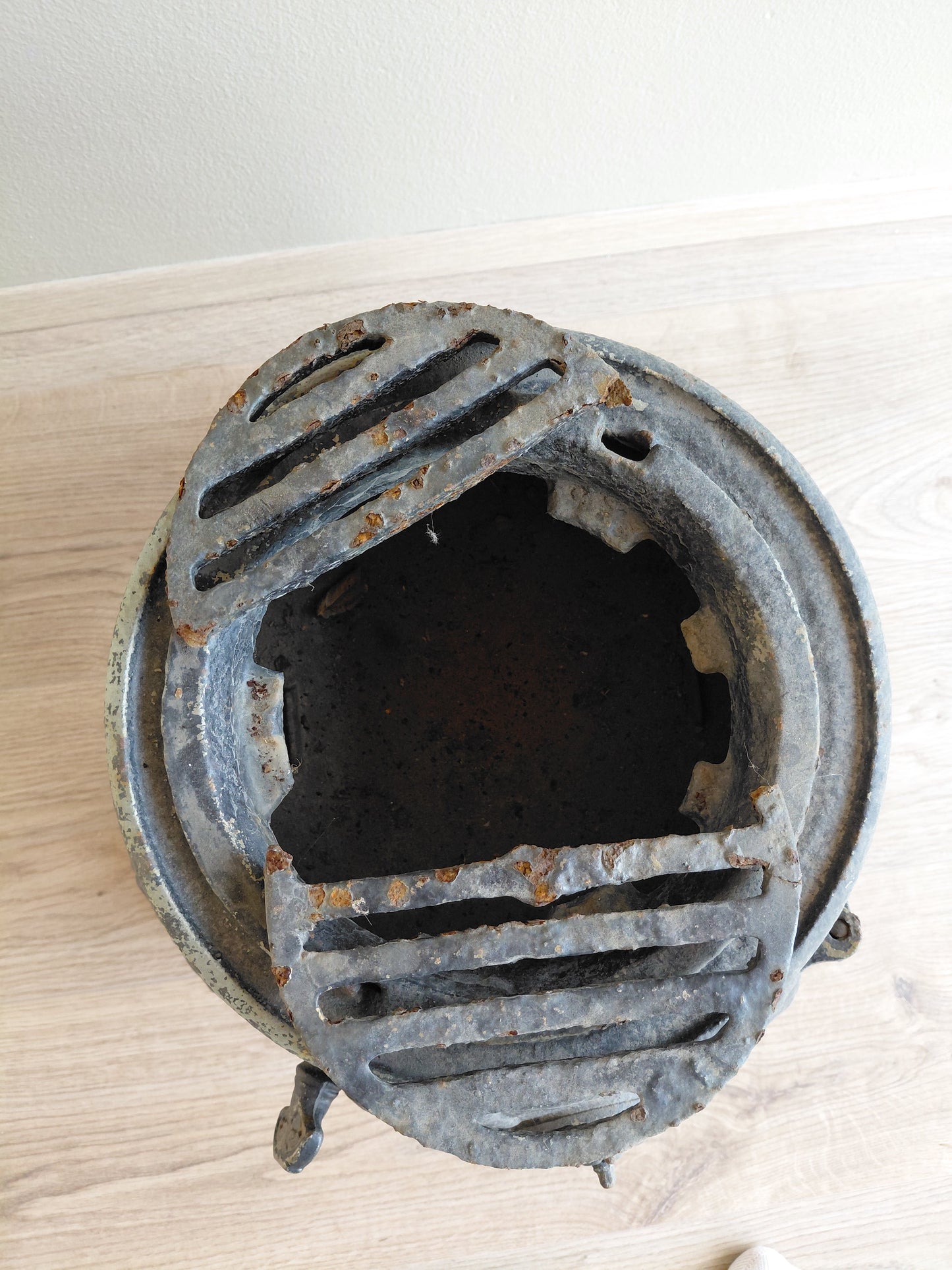 Lítil steypujárns antík kamína (1900s)