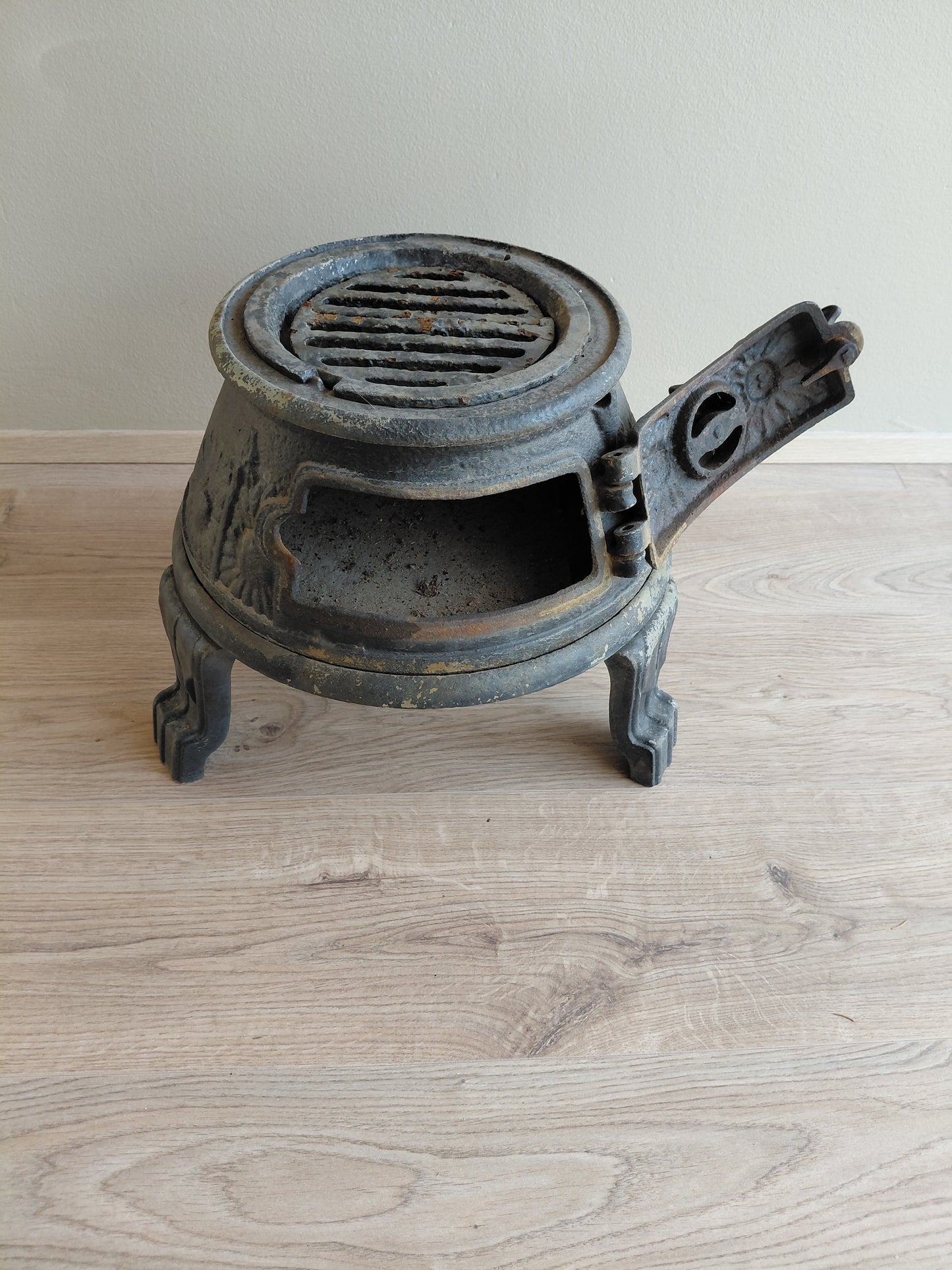 Lítil steypujárns antík kamína (1900s)