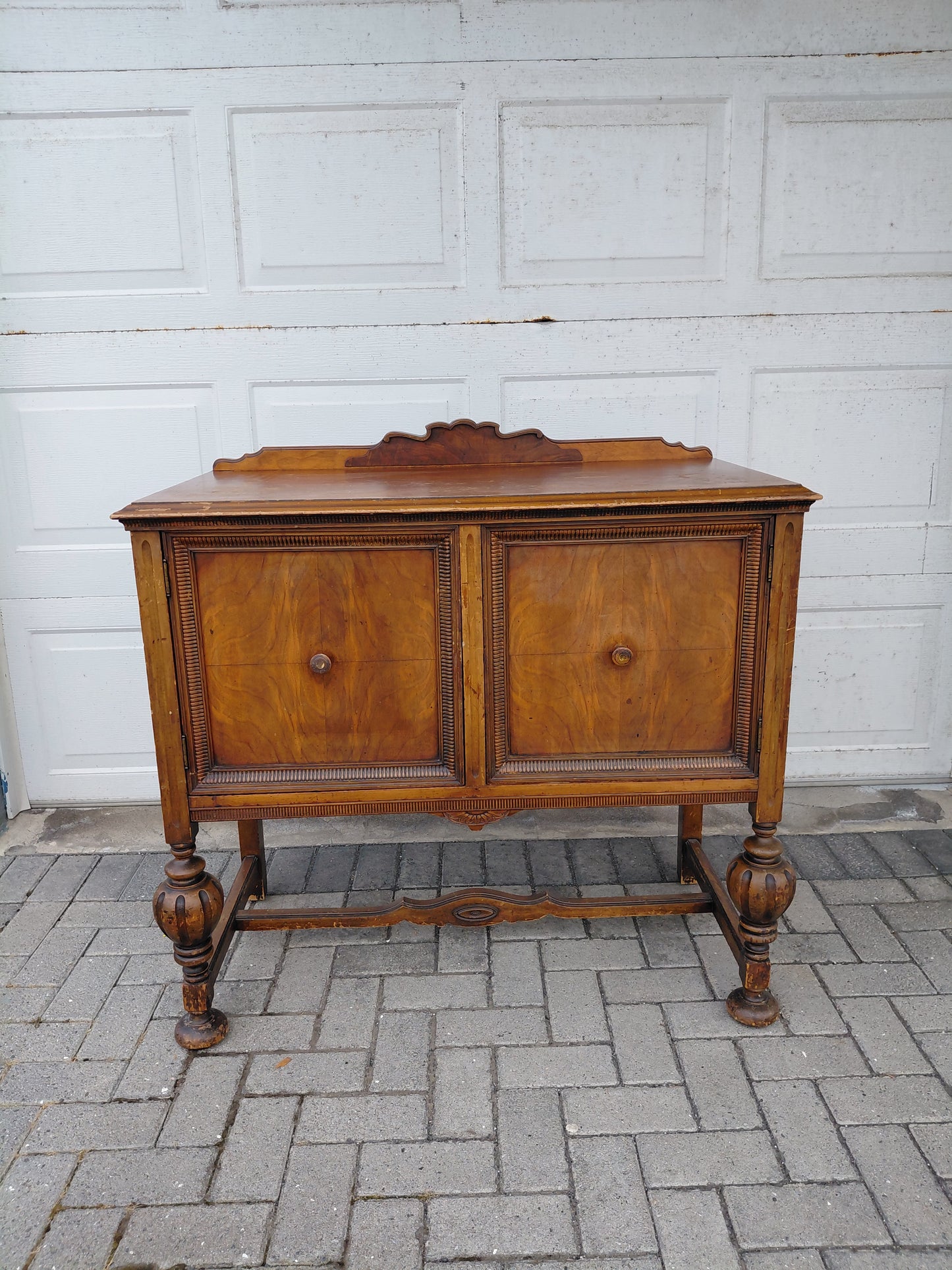 Antík lítill stofu skápur (1910-1950), Montour Furniture Company