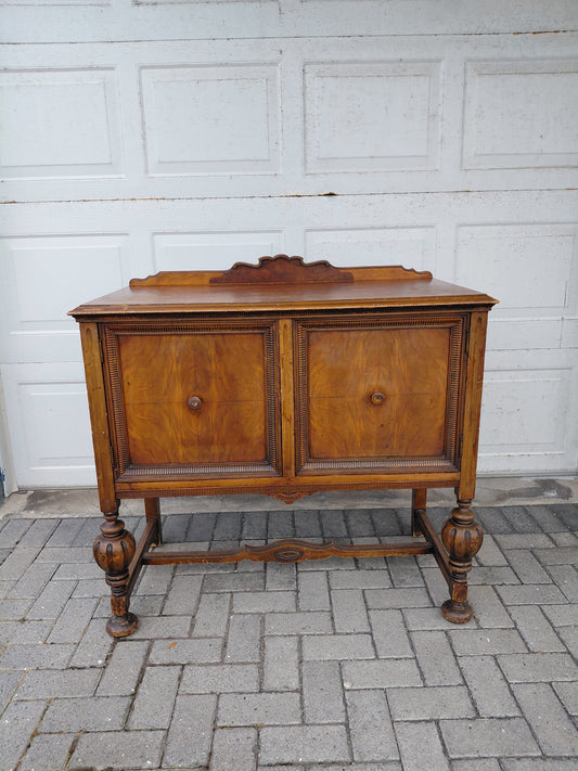 Antík lítill stofu skápur (1910-1950), Montour Furniture Company