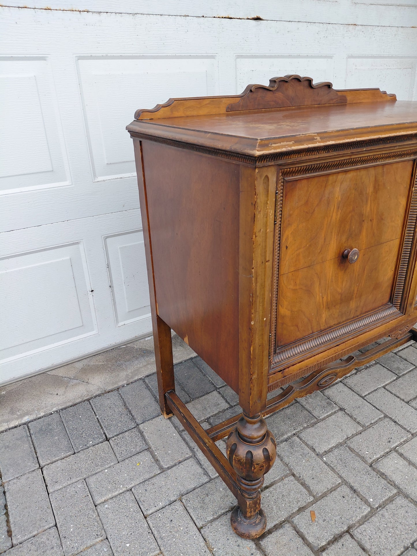 Antík lítill stofu skápur (1910-1950), Montour Furniture Company
