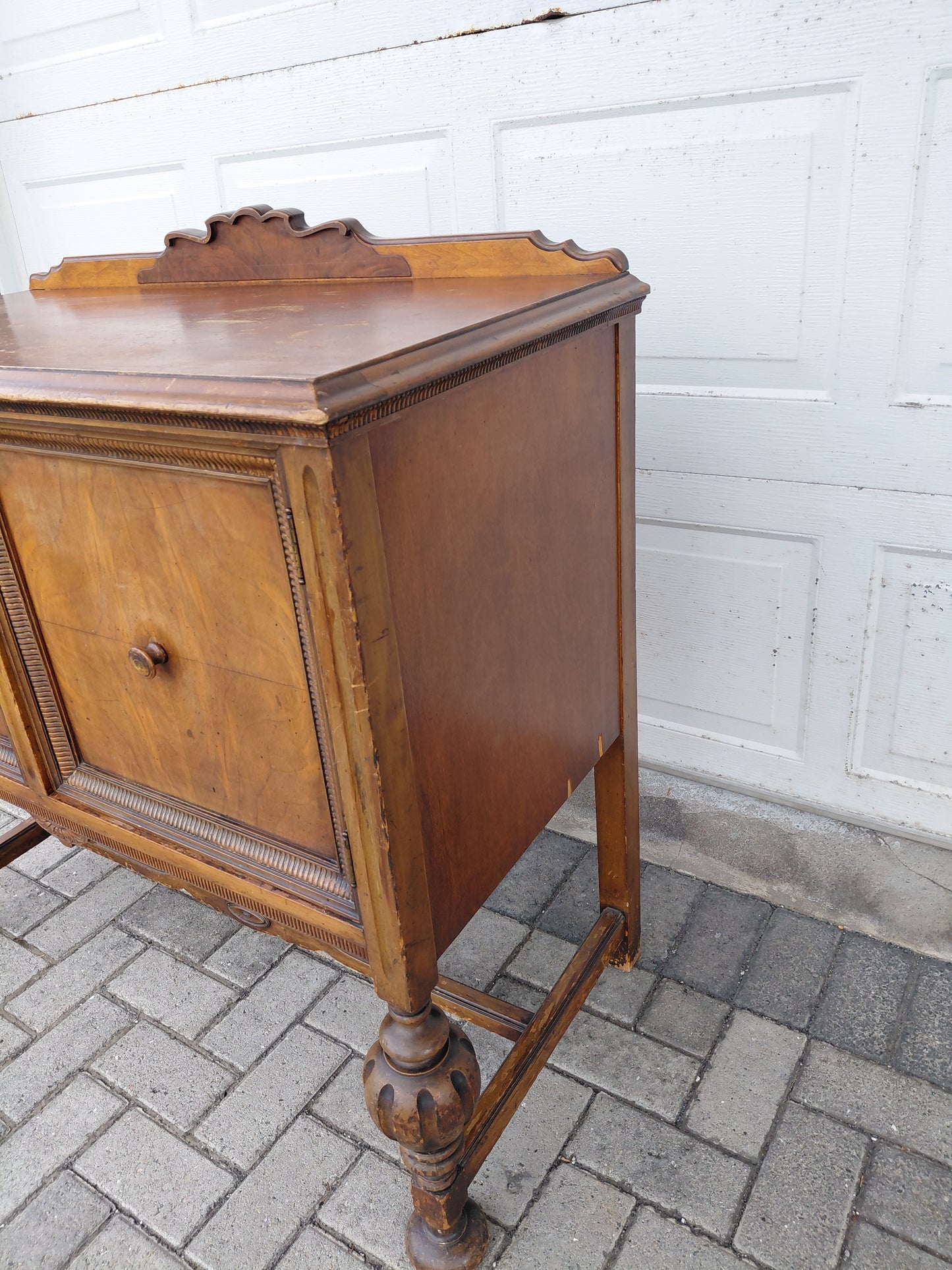 Antík lítill stofu skápur (1910-1950), Montour Furniture Company