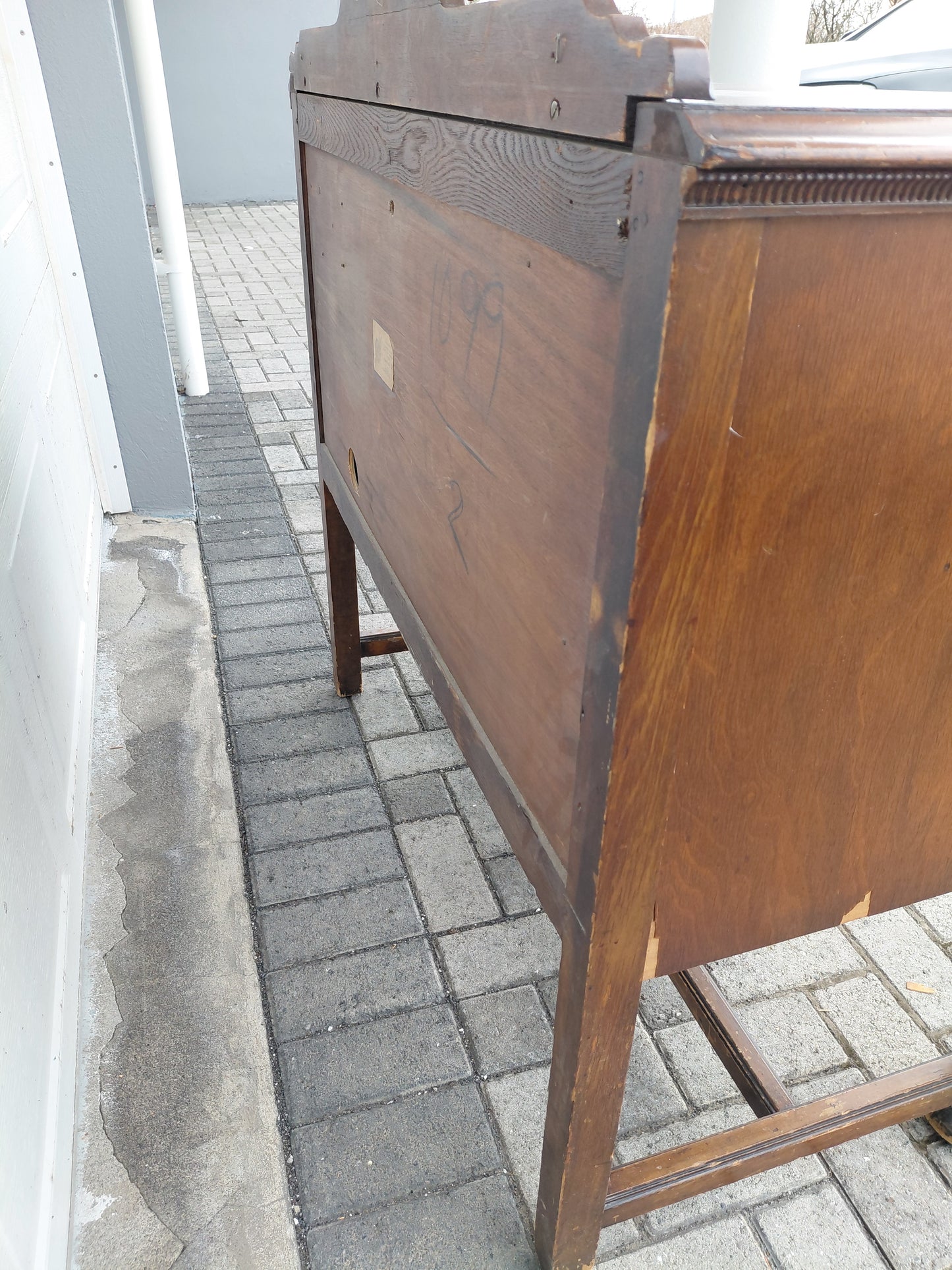 Antík lítill stofu skápur (1910-1950), Montour Furniture Company