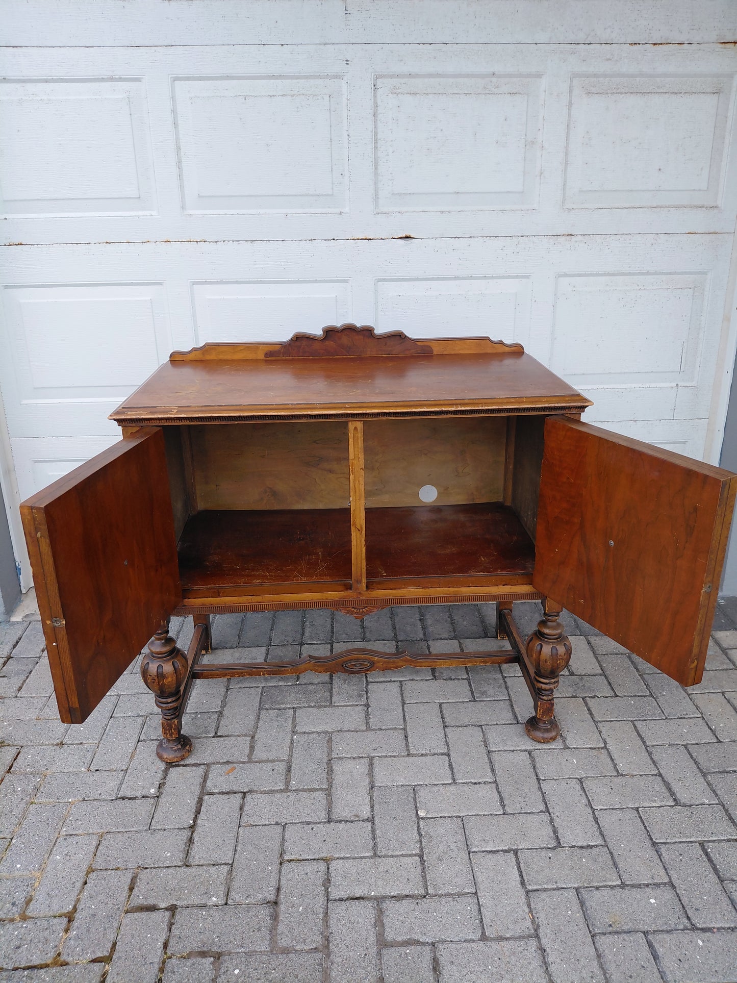 Antík lítill stofu skápur (1910-1950), Montour Furniture Company