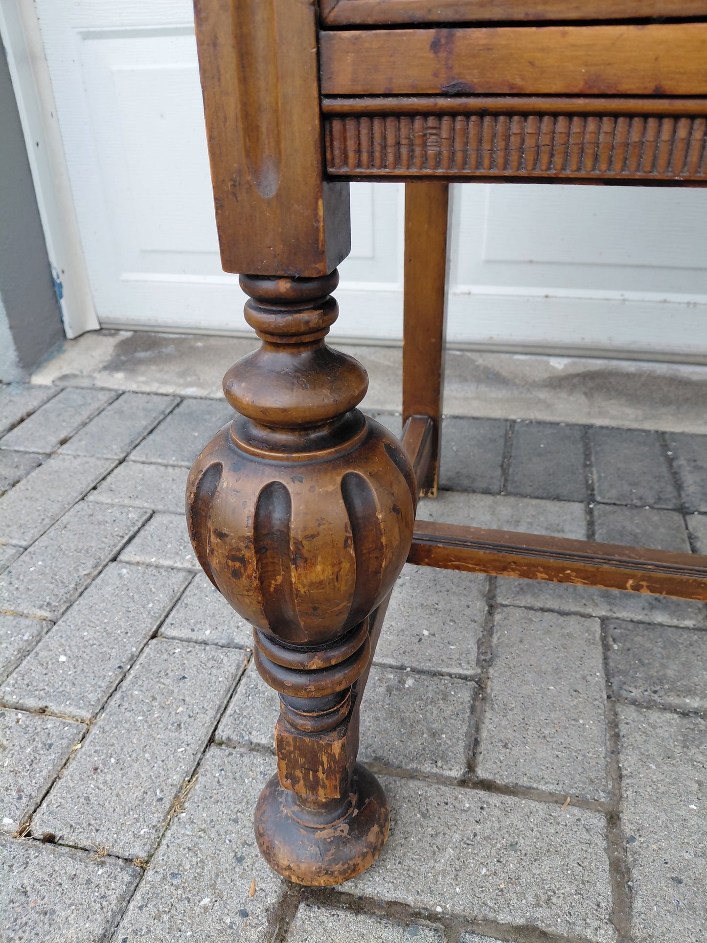 Antík lítill stofu skápur (1910-1950), Montour Furniture Company