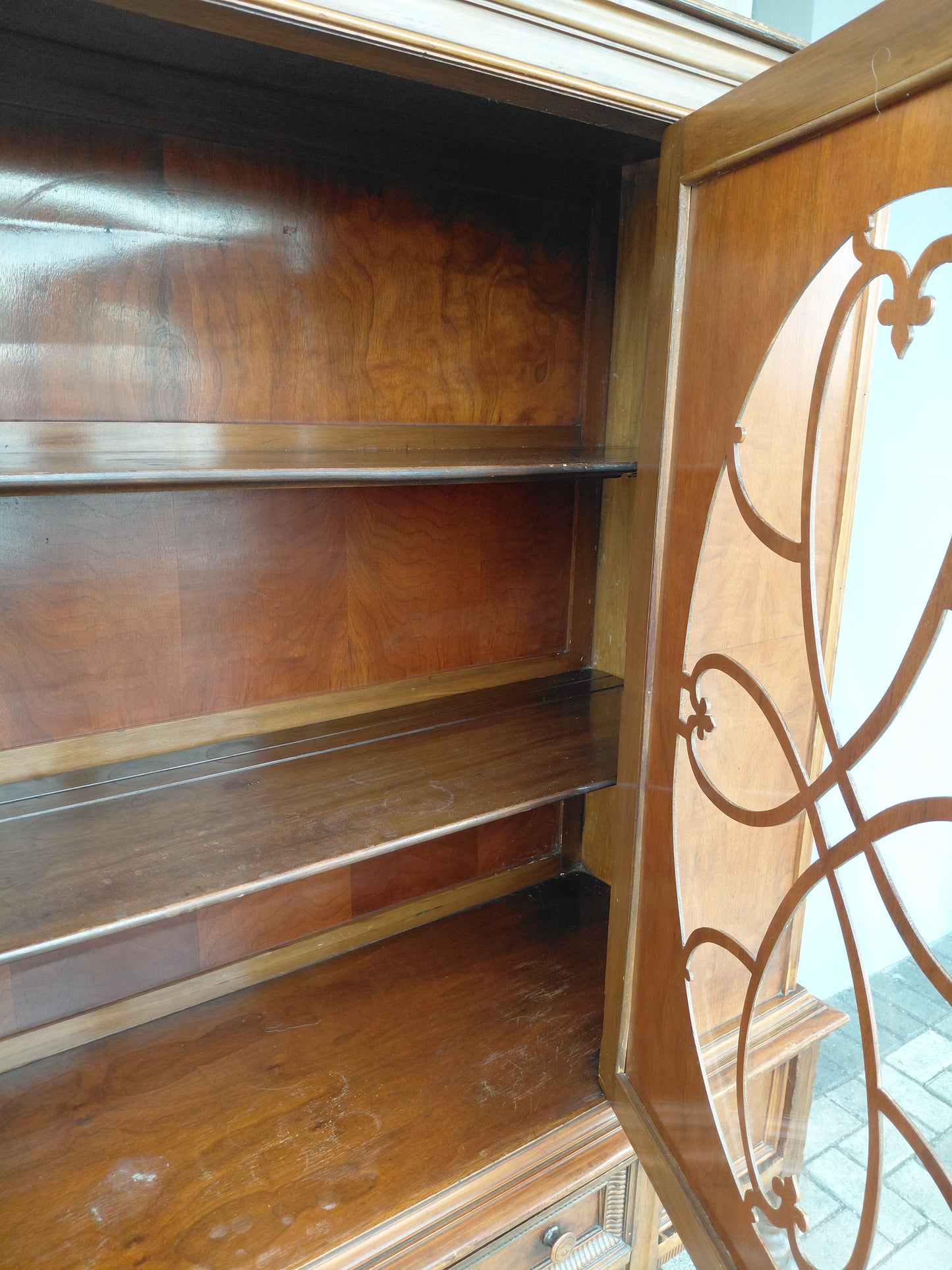 Antík glerkápur (1910-1950),  Montour Furniture Company
