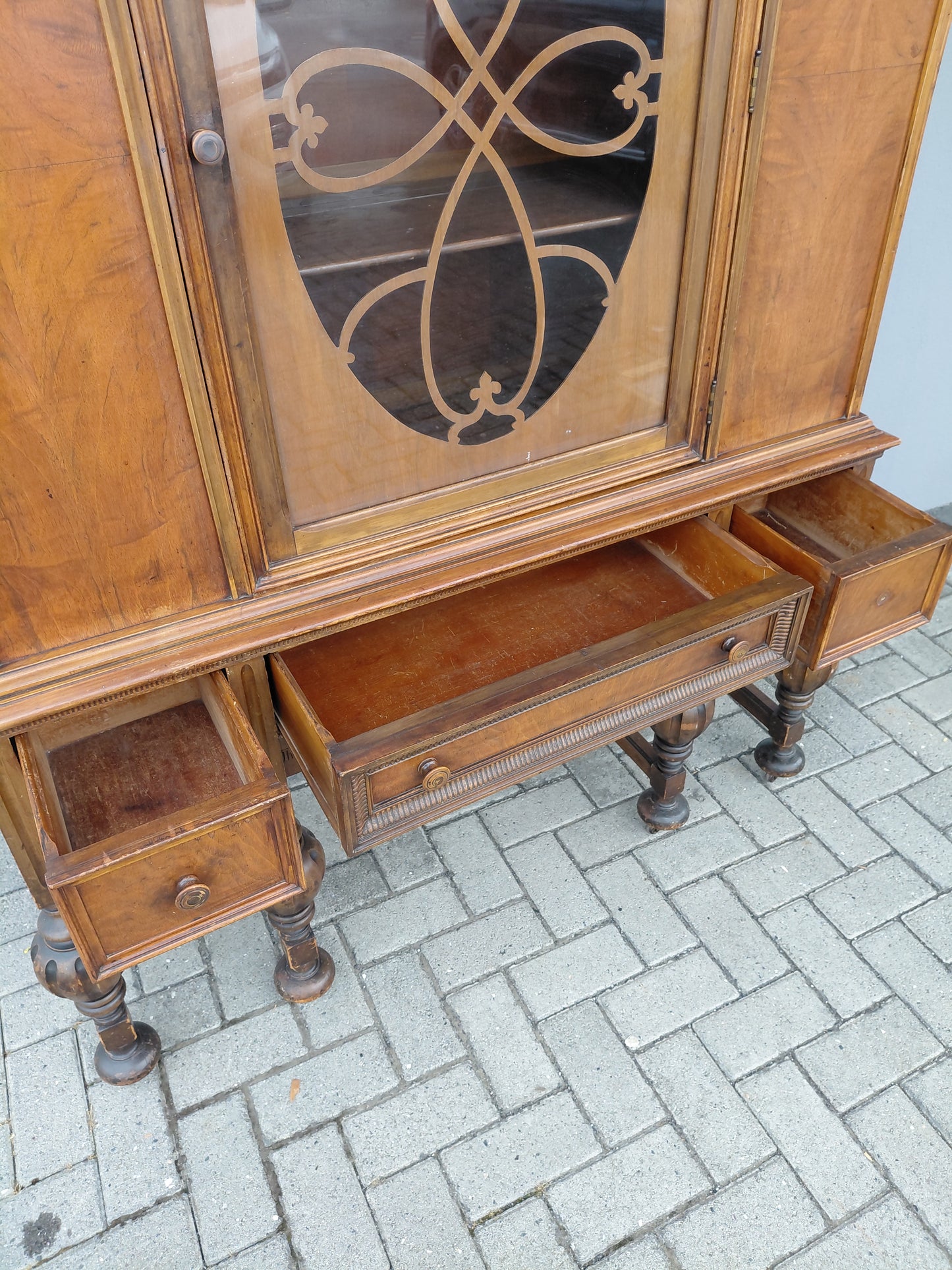 Antík glerkápur (1910-1950),  Montour Furniture Company