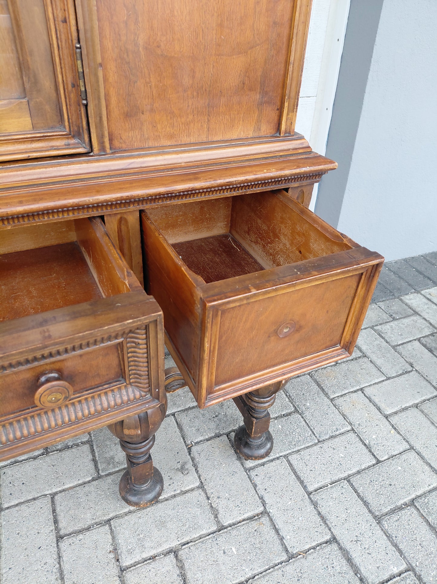 Antík glerkápur (1910-1950),  Montour Furniture Company
