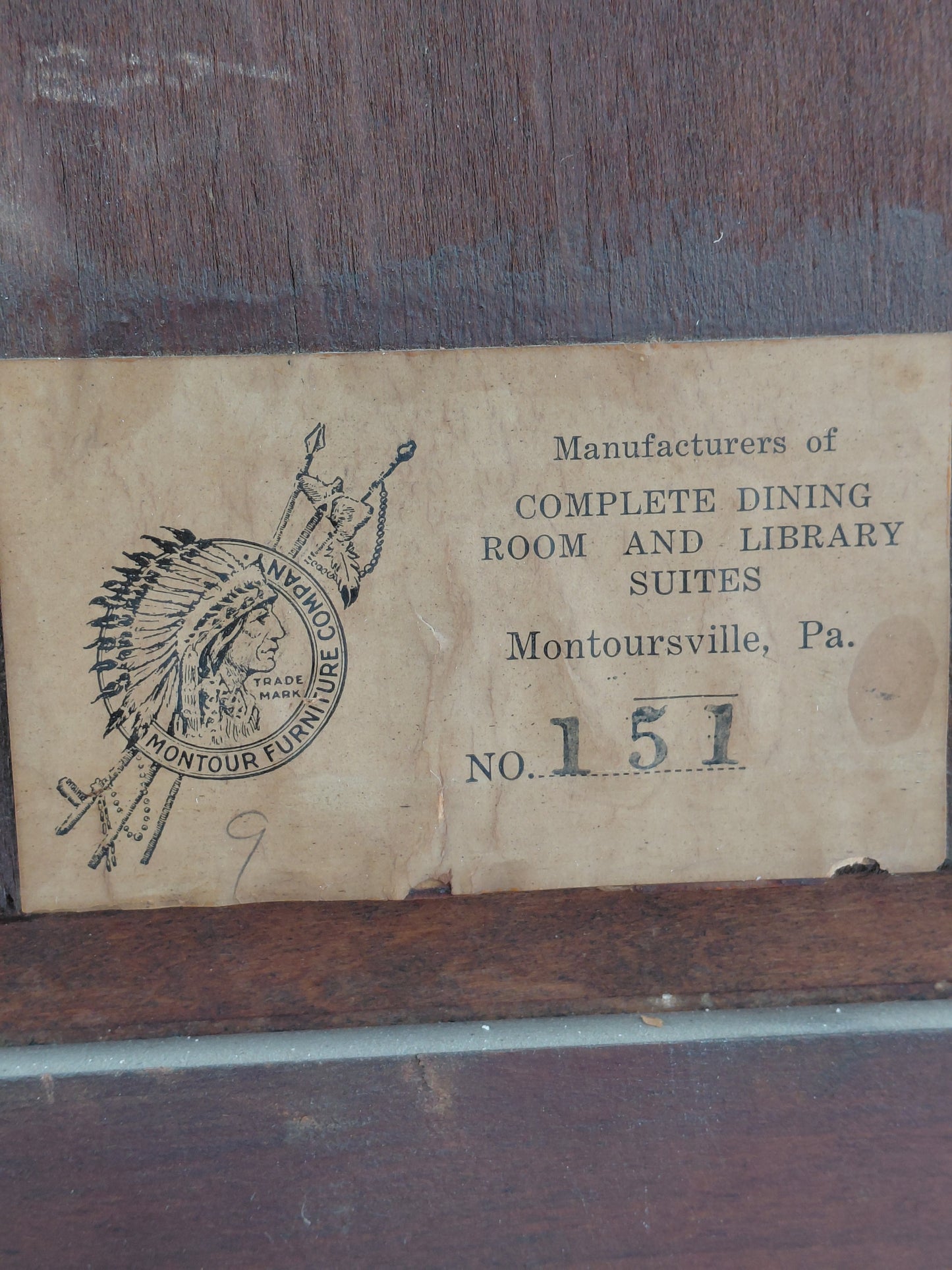 Antík glerkápur (1910-1950),  Montour Furniture Company