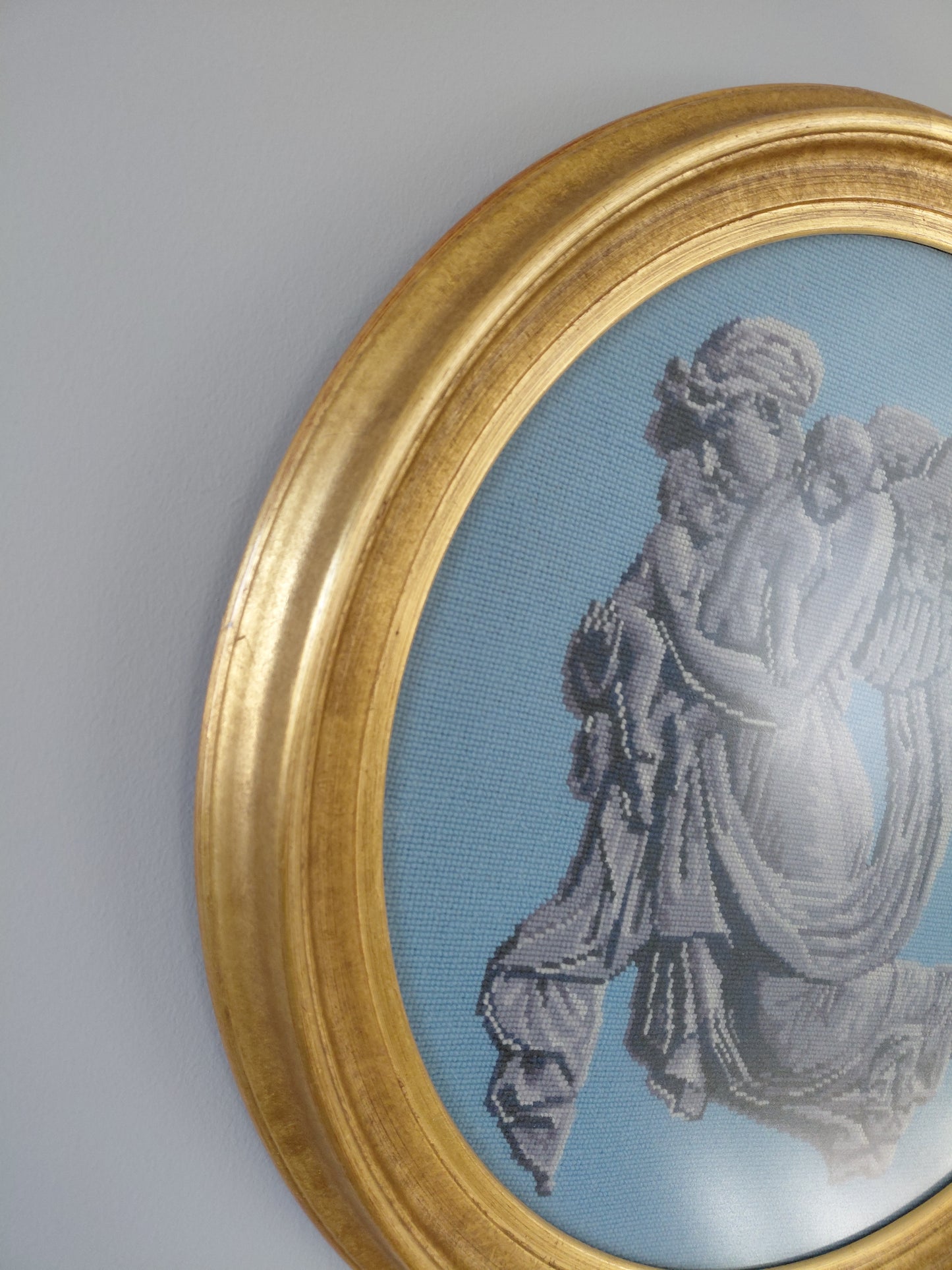 Vintage handsaumuð mynd af englum hringlaga (Ø49 cm)