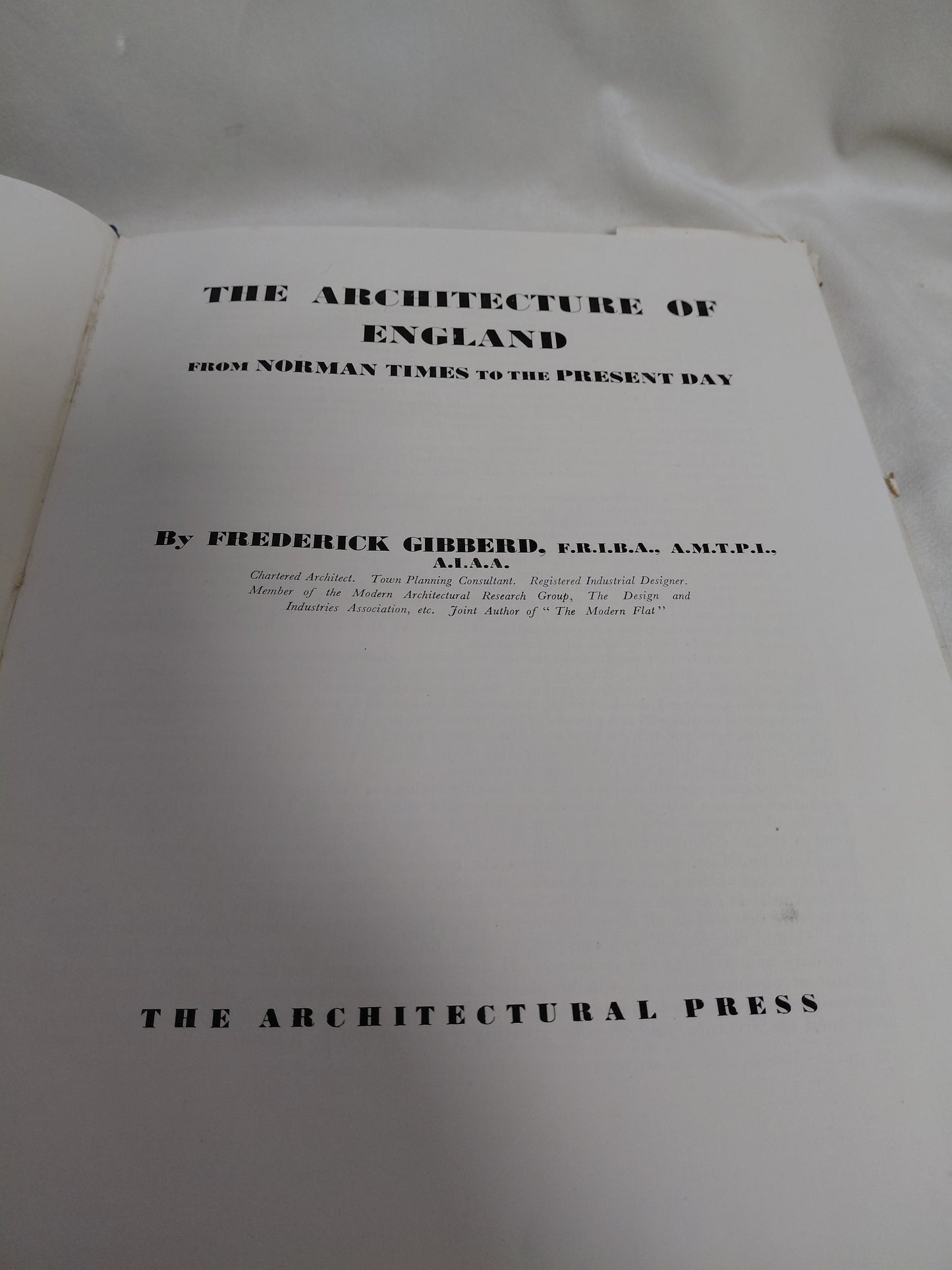The architecture of Englind (7. útgáfa, ár 1945) - harðkápa, Frederick Gibberd, F.R.I.B.A., A.M.T.P.I., A.I.A.A.