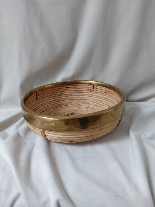 Vintage (1970s) handofin stór skál úr reyr með brass kanti í stíl Vivai del Sud