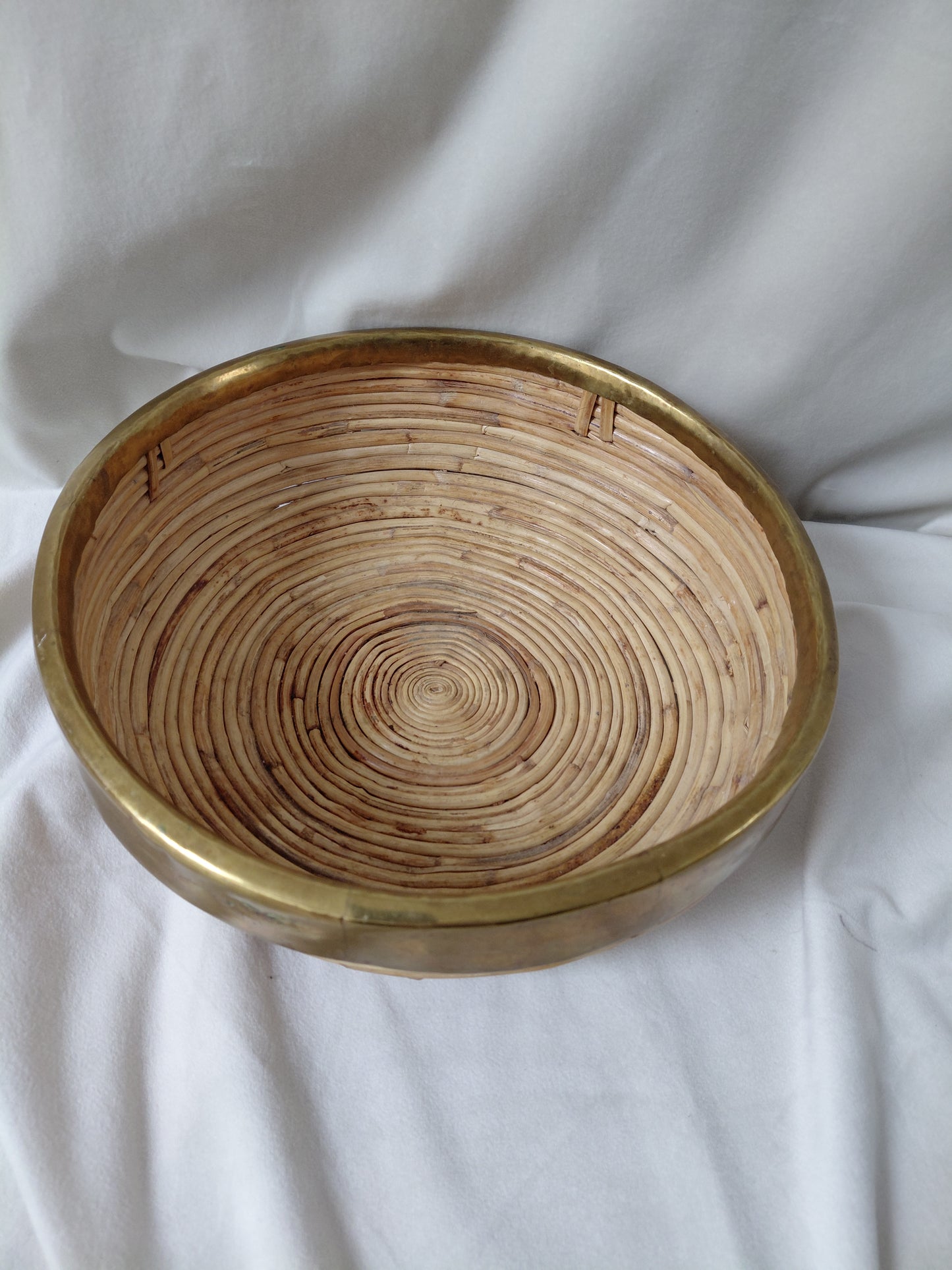 Vintage (1970s) handofin stór skál úr reyr með brass kanti í stíl Vivai del Sud