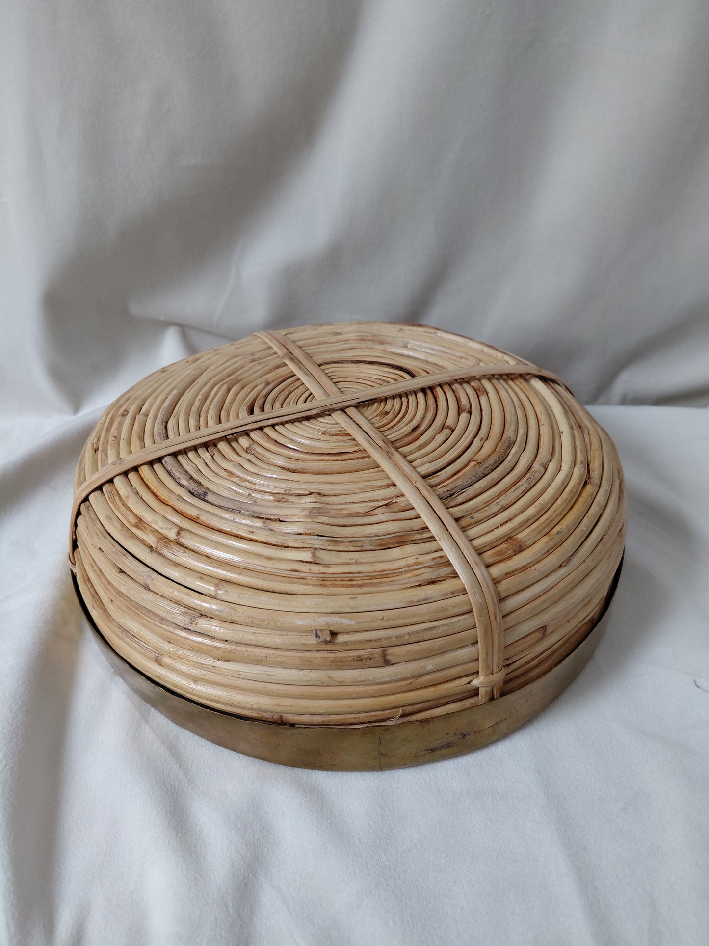 Vintage (1970s) handofin stór skál úr reyr með brass kanti í stíl Vivai del Sud