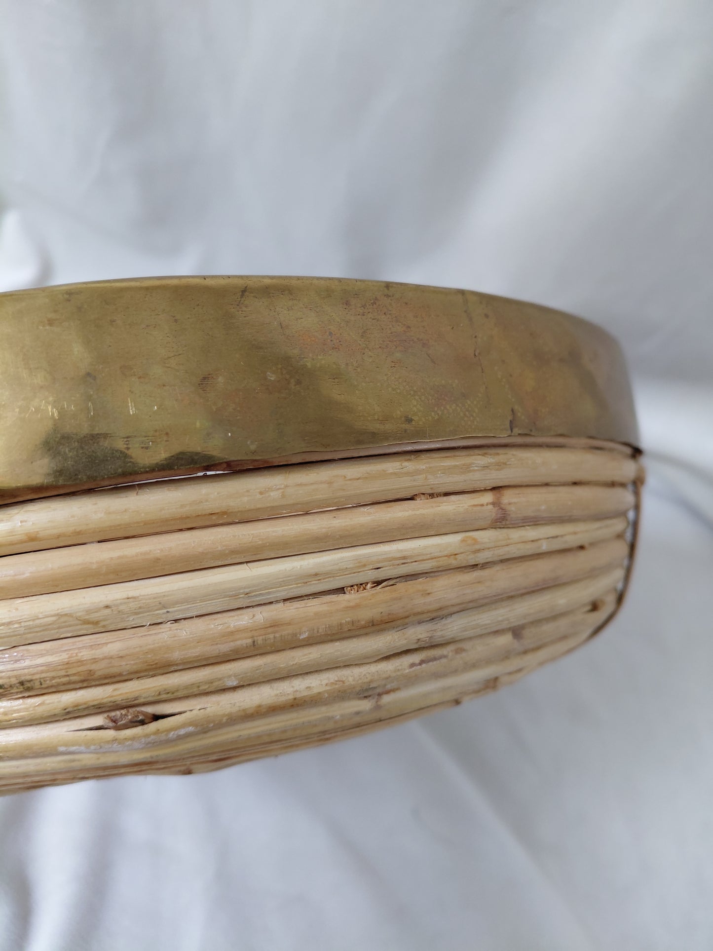 Vintage (1970s) handofin stór skál úr reyr með brass kanti í stíl Vivai del Sud
