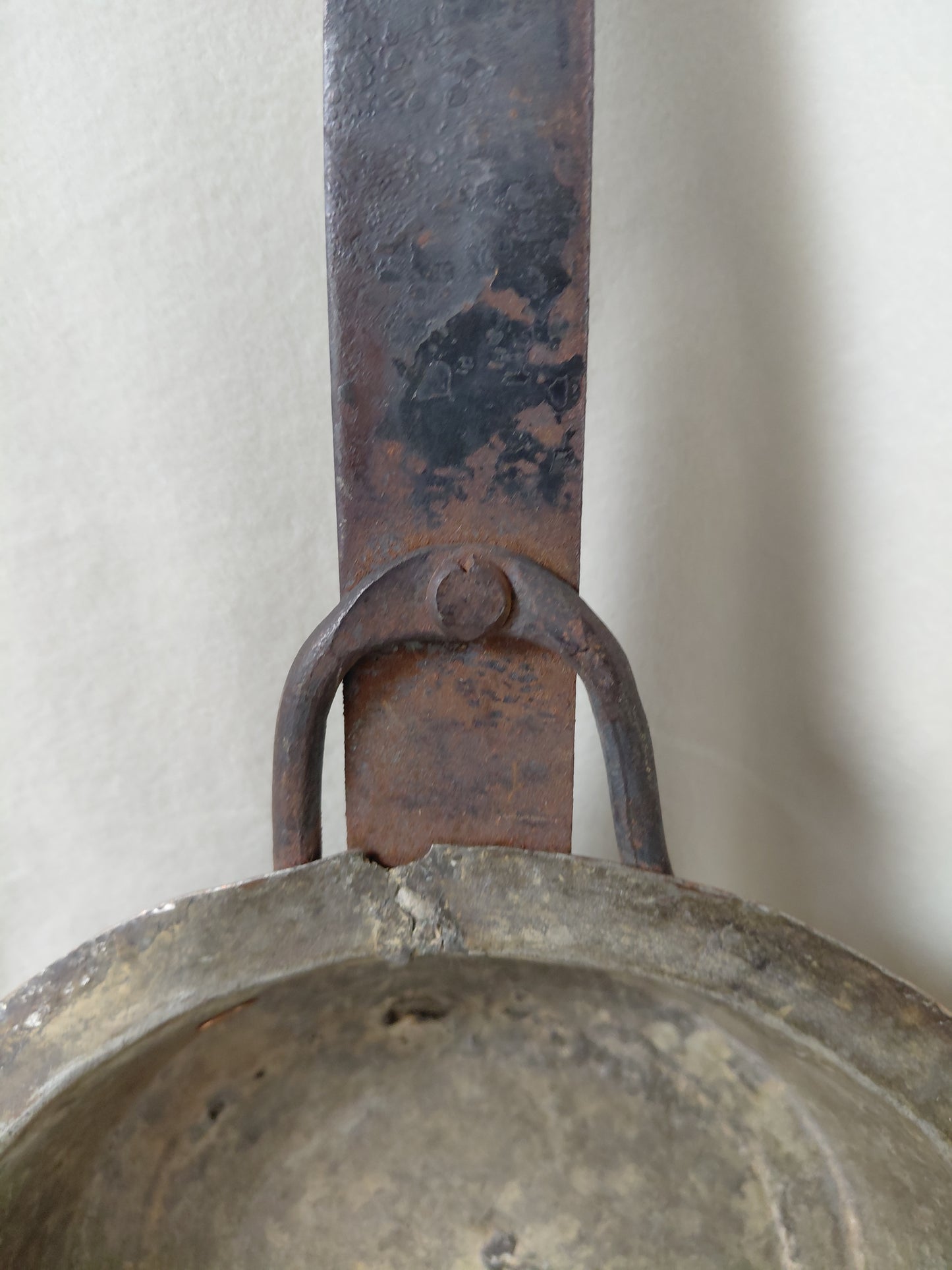 Antík kopar panna  með smíðajárns handfangi (1880-1910)
